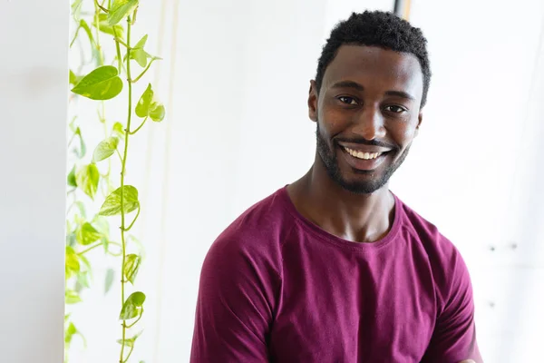 Porträtt Lycklig Afrikansk Amerikan Man Tittar Kameran Och Ler Tillbringa — Stockfoto