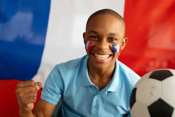 Retrato Adolescente Afroamericano Feliz Sentado Con Bandera Francia Fútbol Pasar —  Fotos de Stock