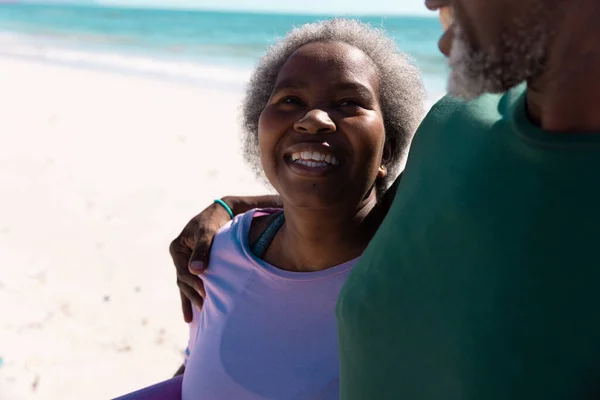Крупним Планом Усміхнена Афроамериканська Старша Жінка Дивиться Чоловіка Насолоджуючись Відпочинком — стокове фото