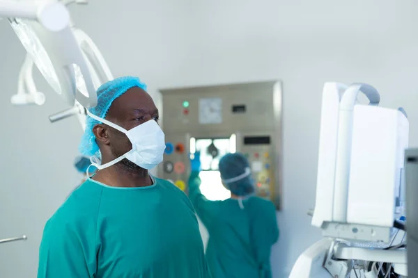 Cirurgião Afro Americano Que Estuda Equipamentos Médicos Computadorizados Sala Operações — Fotografia de Stock