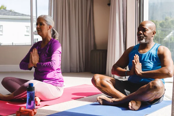 Feliz Pareja Personas Mayores Diversas Practicando Yoga Meditando Pasar Tiempo —  Fotos de Stock