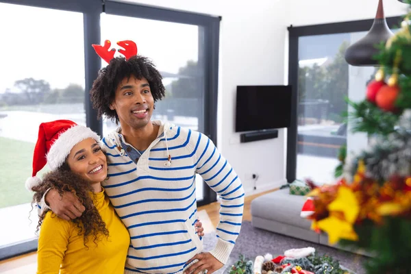 Feliz Pareja Afroamericana Abrazándose Junto Árbol Navidad Pasar Tiempo Calidad — Foto de Stock