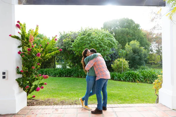 Feliz Pareja Birracial Abrazándose Terraza Jardín Inclusividad Vida Doméstica Tiempo —  Fotos de Stock