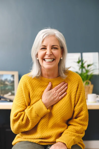 Pionowy Obraz Szczęśliwej Białej Starszej Kobiety Wykonującej Rozmowę Wideo Uśmiechniętej — Zdjęcie stockowe