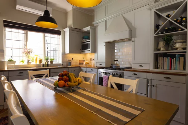 食器棚 カウンター テーブル付きのキッチンインテリアの一般的なビュー 家のインテリアとデザインのコンセプト — ストック写真