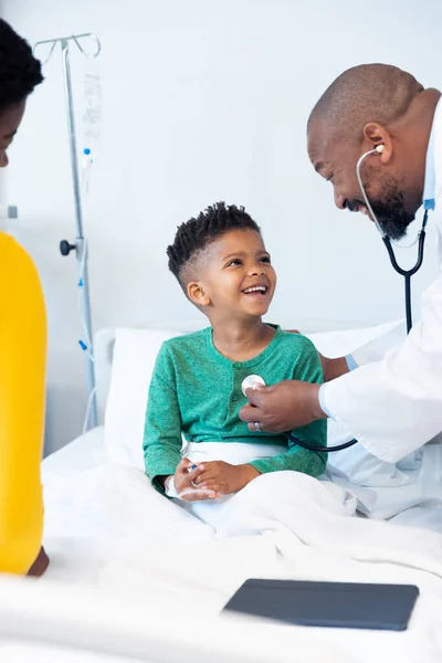 Afrikanisch Amerikanischer Arzt Mit Stethoskop Einem Patienten Krankenhaus Mit Kopierraum — Stockfoto