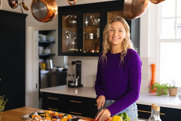 Portret Van Een Glimlachende Blanke Vrouw Die Luxe Keuken Groente — Stockfoto