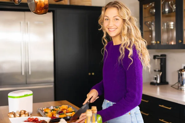 Портрет Усміхненої Білої Жінки Стоїть Кухні Нарізаючи Овочі Домашнє Життя — стокове фото