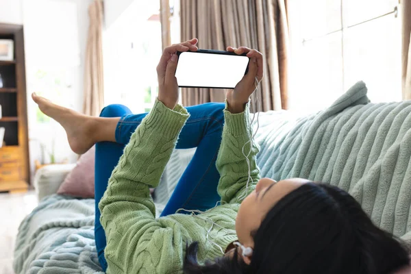 Afbeelding Van Biracial Vrouw Met Behulp Van Smartphone Met Kopieerruimte — Stockfoto