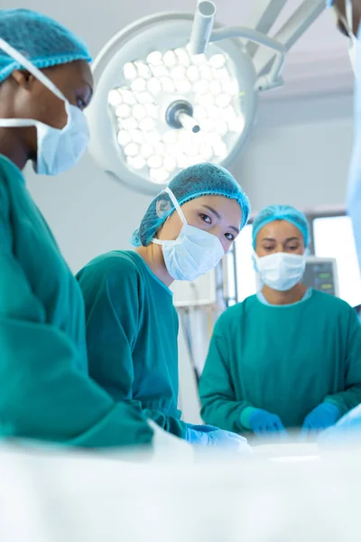 Verticaal Van Drie Verschillende Vrouwelijke Chirurgen Het Theater Tijdens Operatie — Stockfoto