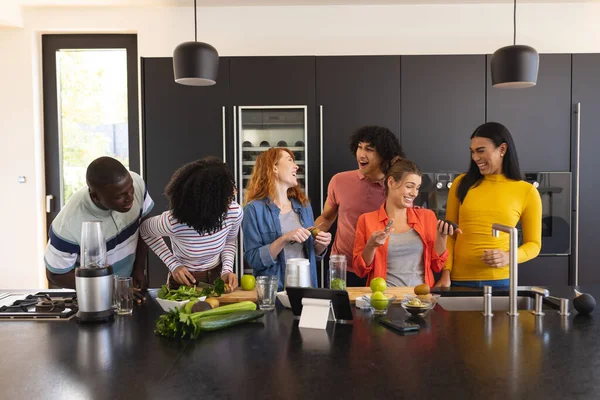 Glückliche Freunde Die Zusammen Kochen Und Der Küche Lächeln Party — Stockfoto