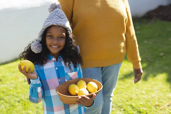 形象快乐的非洲裔美国女孩与奶奶拿着碗柠檬 家庭与共同度过美好时光的概念 — 图库照片