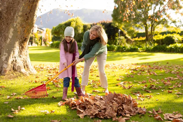정원에서 나뭇잎을 까딱거리는 코카서스 할머니와 손녀의 질높은 시간을 보내는 — 스톡 사진