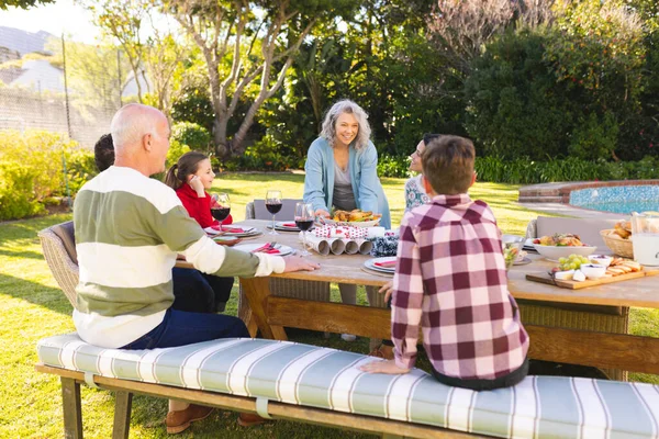 幸せな白人の家族は一緒に時間を過ごし 庭で食事をします 外で過ごす時間 — ストック写真