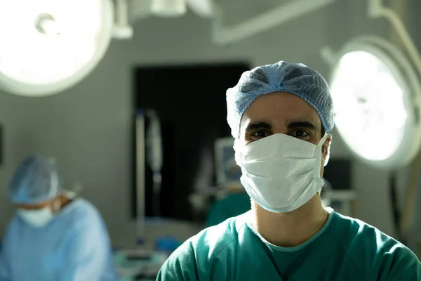 Műtéti Sapkás Férfi Sebész Portréja Maszk Műtőben Fénymásoló Felülettel Kórházi — Stock Fotó