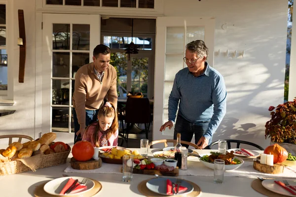 屋外ディナーを準備する複数世代の白人家族のイメージ 家族と一緒に質の高い時間を過ごすコンセプト — ストック写真