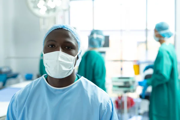 Portret Afrykańskiego Amerykańskiego Chirurga Masce Sali Operacyjnej Przestrzenią Kopiowania Usługi — Zdjęcie stockowe