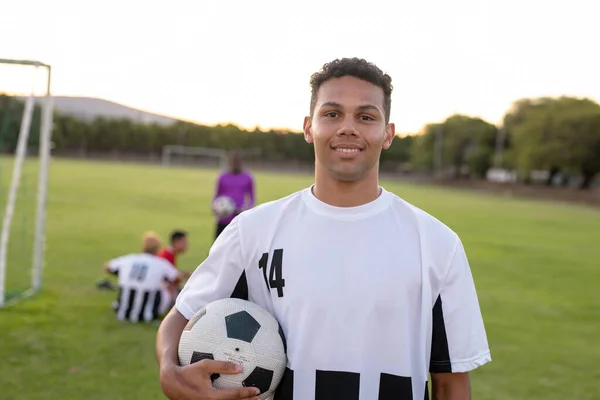 Retrato Hombre Caucásico Sonriente Jugador Uniforme Blanco Sosteniendo Pelota Fútbol — Foto de Stock