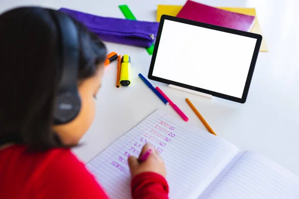 亚洲女孩坐在桌旁 用带有复制空间的平板电脑在线授课 网上教育 学习和生活方式概念 — 图库照片