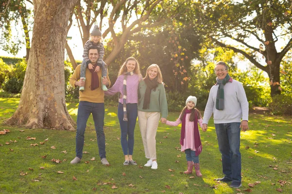 秋天花园中快乐的多代高加索家庭形象 家庭与共同度过美好时光的概念 — 图库照片