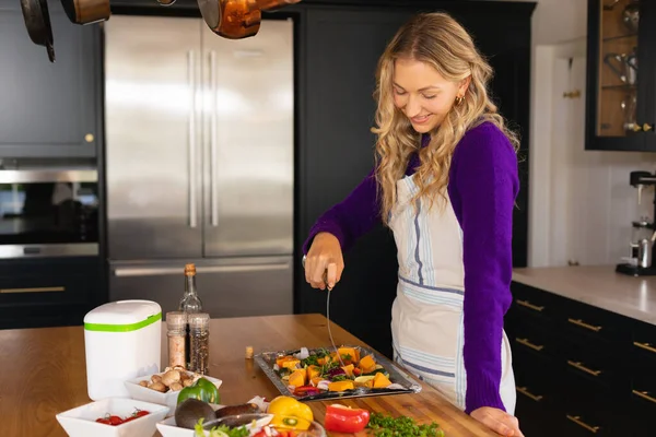 Gülümseyen Beyaz Kadın Mutfakta Durmuş Baharatlı Sebze Hazırlıyor Hayatı Yemek — Stok fotoğraf