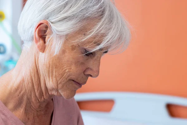 考虑周全的老年高加索女性病人坐在病房里 有复印空间 医疗和保健服务 — 图库照片