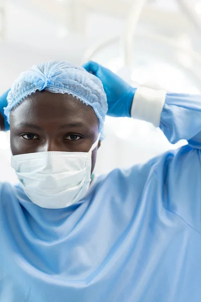 アフリカ系アメリカ人男性外科医の垂直ガウンとキャップの劇場でマスクにネクタイ スペースをコピーします 医療サービス — ストック写真