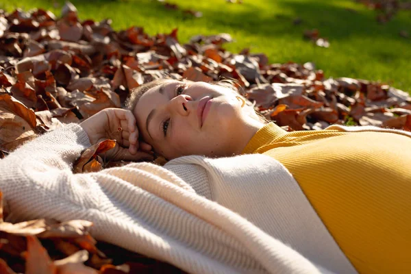 Mulher Caucasiana Feliz Que Põe Folhas Outono Sorrindo Passar Tempo — Fotografia de Stock