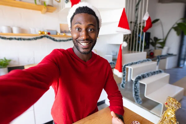 Glücklicher Afrikanisch Amerikanischer Mann Mit Weihnachtsmann Hut Und Videotelefonie Weihnachten — Stockfoto