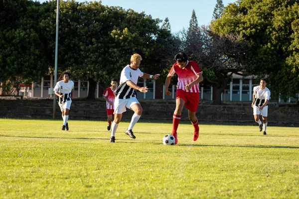 Çok Irklı Erkek Oyuncular Yaz Mevsiminde Oyun Sahasında Futbol Topunu — Stok fotoğraf