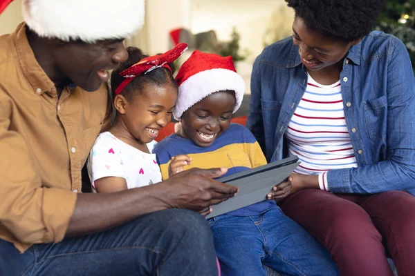 Gelukkig Afrikaans Amerikaanse Familie Draagt Kerstmutsen Met Behulp Van Tablet — Stockfoto