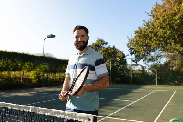 Portret Van Een Blanke Man Die Tennis Speelt Staande Bij — Stockfoto