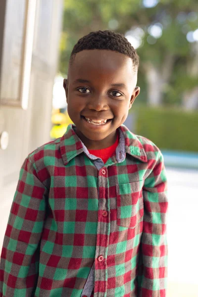 Вертикальная Фотография Счастливого Африканского Мальчика Приветствующего Кого Снаружи Дома Проводить — стоковое фото
