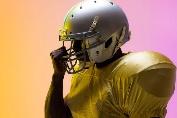 Amerykański Futbolista Kasku Neonowym Żółtym Fioletowym Oświetleniem Sport Ruch Szkolenie — Zdjęcie stockowe