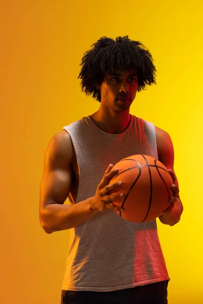 Gambar Pemain Basket Birasial Dengan Latar Belakang Warna Oranye Sampai — Stok Foto
