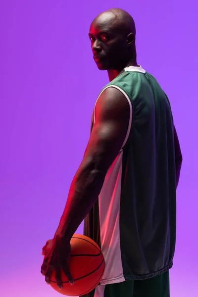 Foto Potret Pemain Basket Afrika Amerika Dengan Bola Basket Latar — Stok Foto