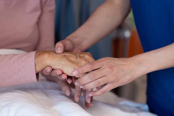 Middel Van Diverse Vrouwelijke Fysiotherapeut Onderzoeken Hand Van Senior Vrouwelijke — Stockfoto