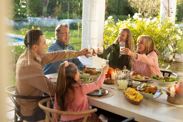 Immagine Una Famiglia Caucasica Multigenerazionale Che Cena All Aperto Famiglia — Foto Stock