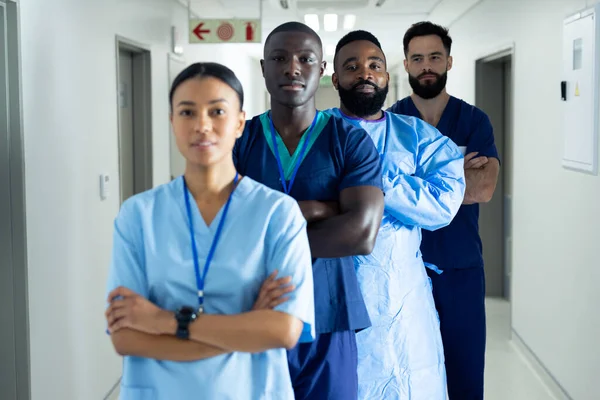 Portret Van Een Diverse Groep Gezondheidswerkers Die Rij Staan Ziekenhuisgang — Stockfoto