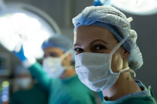 在手术室手术过程中 女性外科医生面带微笑的画像 带有复制空间 医疗和保健服务 — 图库照片