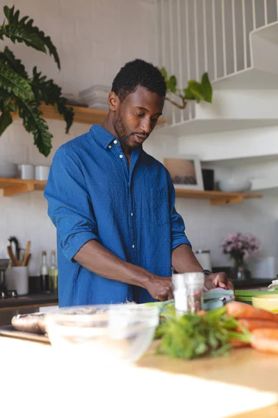 Χαρούμενος Αφροαμερικάνος Που Στέκεται Στην Κουζίνα Και Μαγειρεύει Περνώντας Ποιοτικό — Φωτογραφία Αρχείου