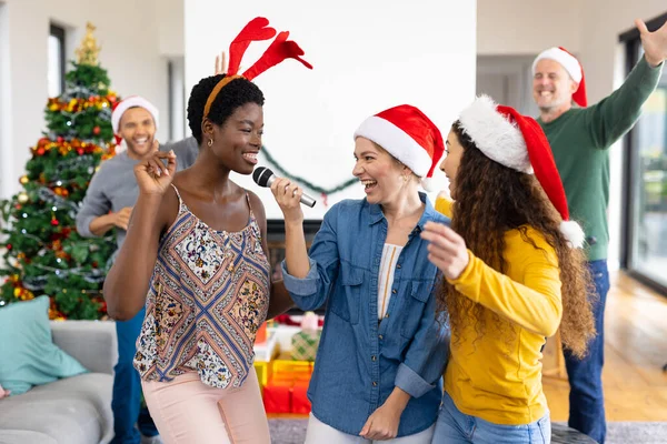 Képzeld Ahogy Boldog Változatos Női Barátok Karaokéznak Otthon Ünneplik Karácsonyt — Stock Fotó