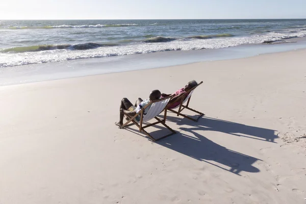 Coppia Anziani Afroamericani Seduti Sulle Sedie Sdraio Fronte Mare Spiaggia — Foto Stock