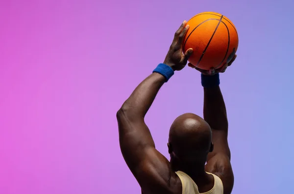 Immagine Giocatore Basket Afroamericano Con Pallacanestro Sfondo Viola Neon Rosa — Foto Stock