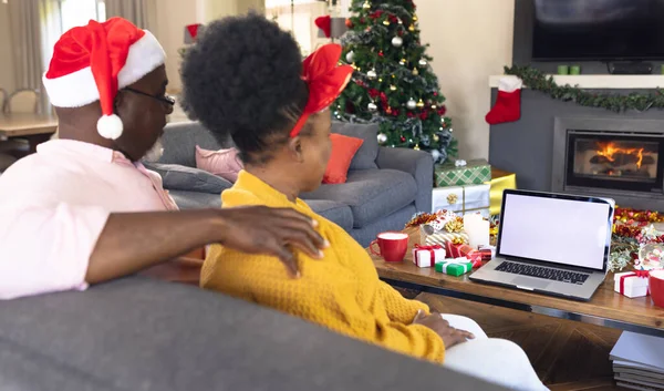 アフリカ系アメリカ人のカップルは 顔の時間があり コピースペースとラップトップを使用しています テクノロジーを使ったクリスマス 家族の時間 お祝いのコンセプト — ストック写真