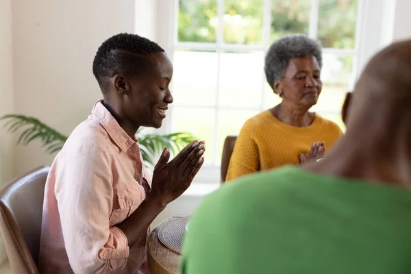 Imagem Feliz Família Afro Americana Várias Gerações Rezando Antes Café — Fotografia de Stock