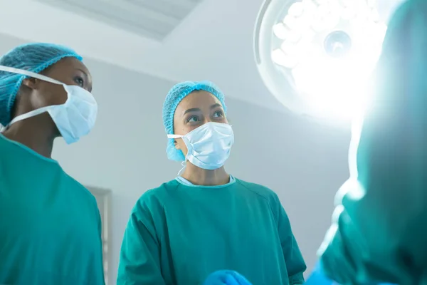 Duas Cirurgiãs Diversas Conversando Com Colega Teatro Durante Operação Com — Fotografia de Stock