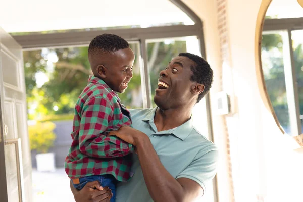 非裔美国人的父亲和儿子在屋外迎接某个人 在家里共度时光 — 图库照片