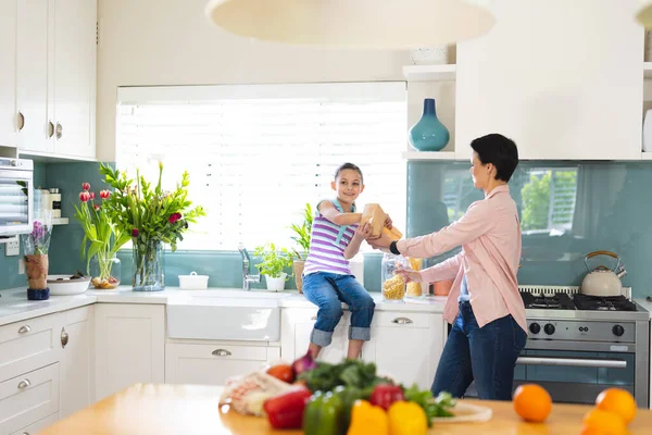 Blanke Moeder Dochter Die Samen Boodschappentas Uitpakken Moderne Keuken Familie — Stockfoto