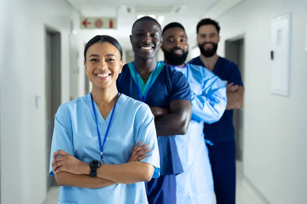 Retrato Diversos Grupos Profissionais Saúde Sorridentes Fila Corredor Hospitalar Serviços — Fotografia de Stock
